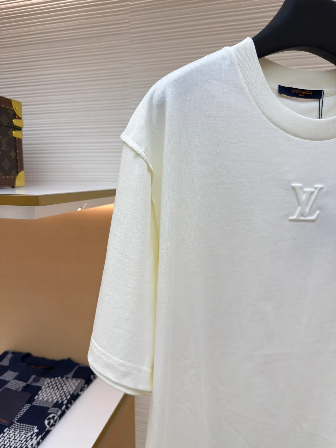 LOUISVUITTON embossed small label T-shirt ●Authentic product: Purchased and developed by 5450 ●Item number: 1680102-A00 ●Fabric: pure cotton fabric ●Technology: embossed production ●Version: fitted version ●Weight: about 335 grams ●Size: XS-S-M-L ●Description: Fabric is 40S/2 Double-strand smooth cotton plain weave, dust-free wool processing; matching 40s single-strand combed cotton, 280g cylindrical machine rib. The front panel is stamped and filled. After low-temperature stamping with a steel stamp, the inside is filled with foam cotton. The bottom surface is directly sealed with low-temperature hot melt glue at 80 degrees Celsius. The integrated machine operation makes the relief pattern three-dimensional and full and stylish. High-quality products require natural and beautiful products. The overall wiring is straight and delicate, the fabric is comfortable and soft, and the color is consistent without color difference. It can be matched with the same style to create a fashionable look and control various occasions. Customized accessories, complete with three standards, same style for men and women!